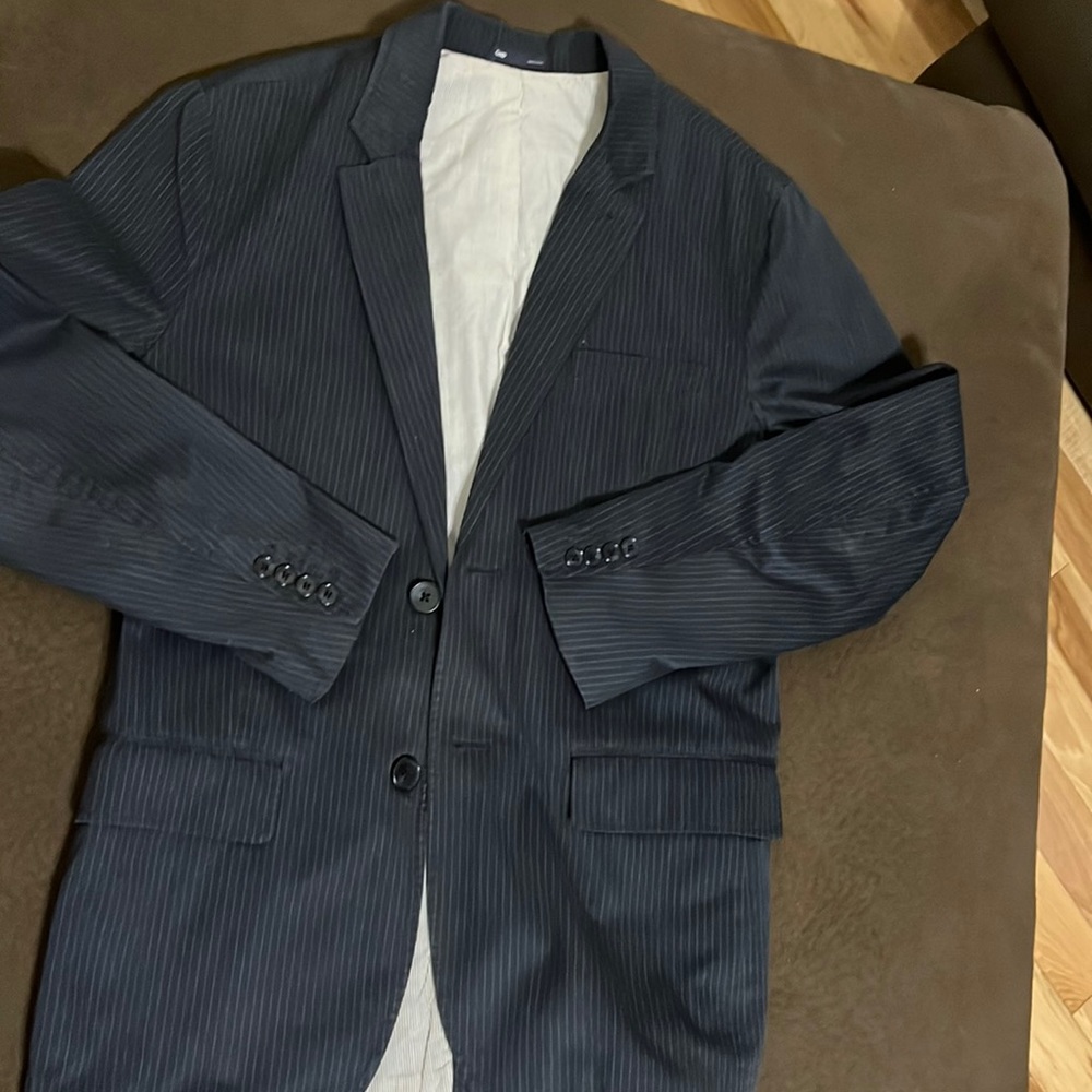 Gap men’s blazer size medium. Navy blue with pinstripe.